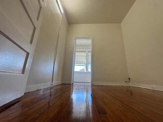 Building Photo - 85 W 50TH St