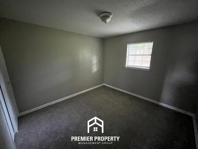 Building Photo - Charming 3BR/1BA Near Parkway Village | 1,305 Sq Ft, Open Kitchen & Large Fenced Yard
