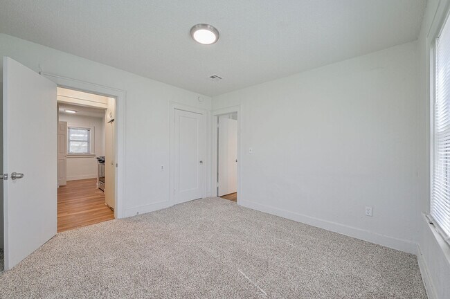Building Photo - 2209 N Bath Ave