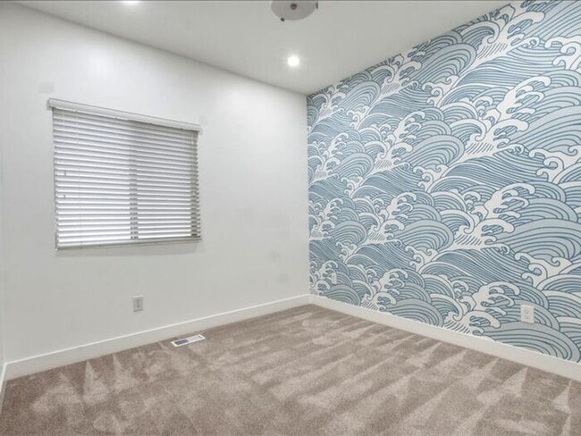 Building Photo - S Jordan-Beautiful 5 bed 3 bath family home