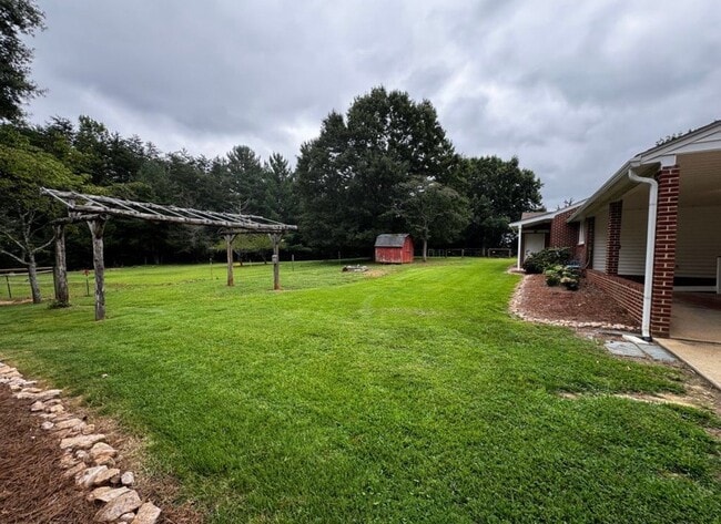 Building Photo - 4011 Rolling Hill Dr
