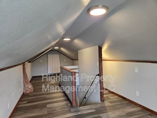 Building Photo - 1160 NE Lake St