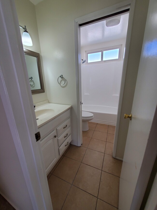 Full bathroom (upstairs) - 1195 Temple Ave