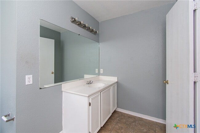 Building Photo - 3808 Sunflower Dr