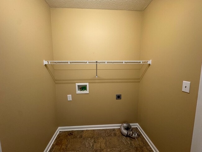 Building Photo - Spacious 3 bedroom, two bathroom home close to GM, Magna and Industrial Park