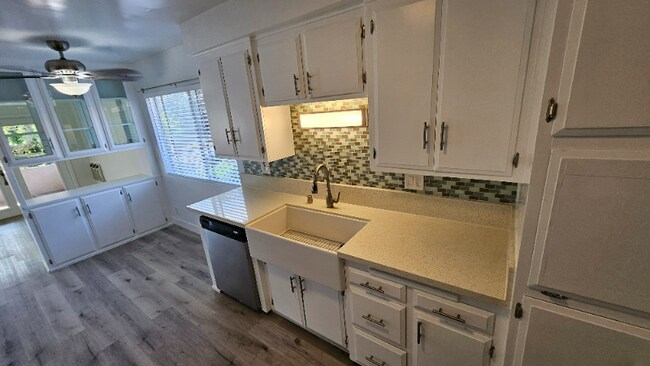 Building Photo - 2130 Beachwood Dr
