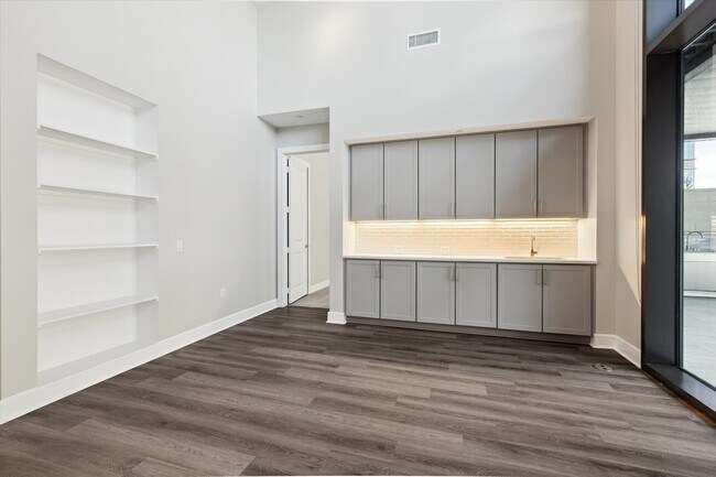 Building Photo - 9757 Katy Fwy