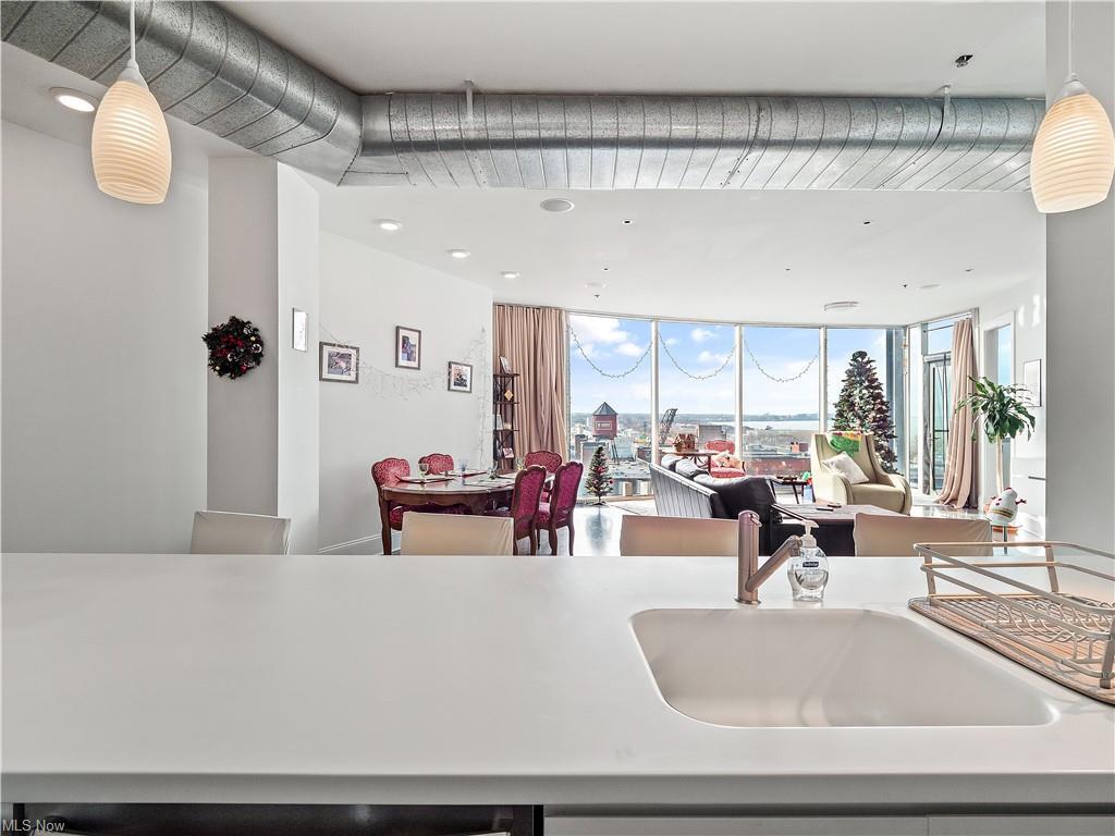 Kitchen - 701 W Lakeside Ave