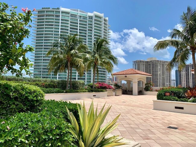 Building Photo - 20000 E Country Club Dr