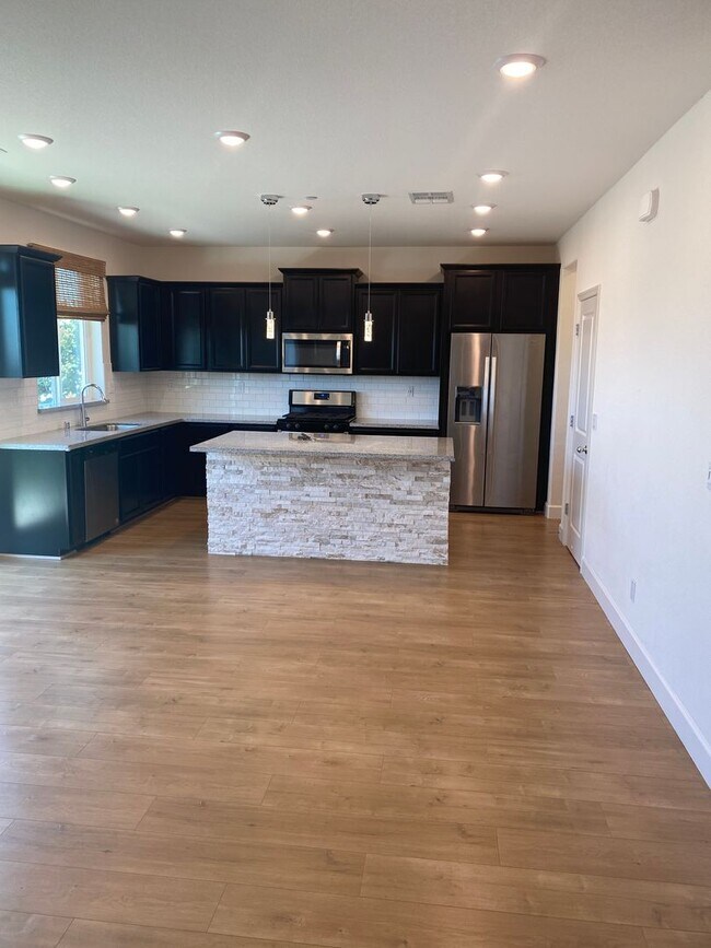Building Photo - Beautifully upgraded Rocklin 4 Bedroom Home with Owned 15 Panel 5kwh Solar!