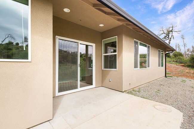 Building Photo - Welcome to your new 1 bedroom home nestled in the serene beauty of Paradise, CA!