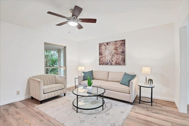 Building Photo - 9502 Castlewood Dr