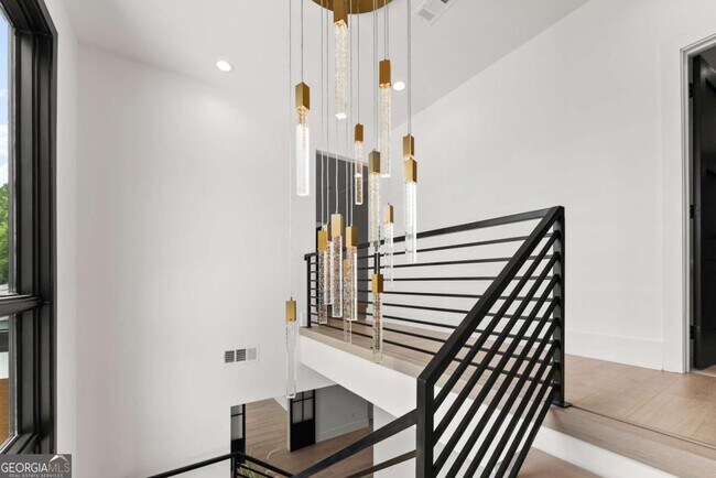 Building Photo - 151 S Pointe Dr