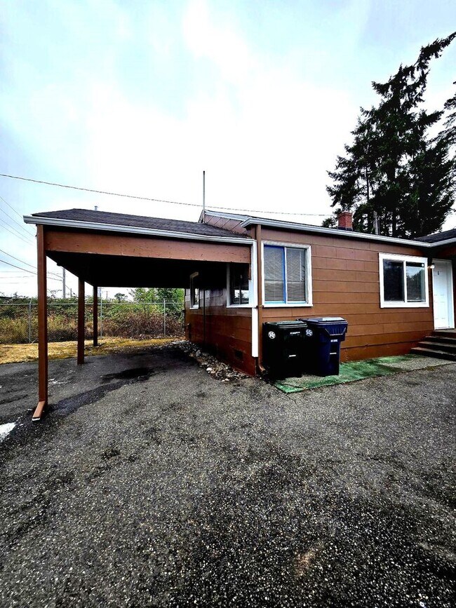Building Photo - 8420 S Tacoma Way
