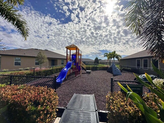 Building Photo - 1726 Party Pl