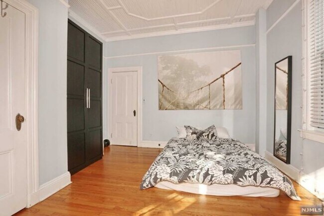 Building Photo - 809 Park Ave