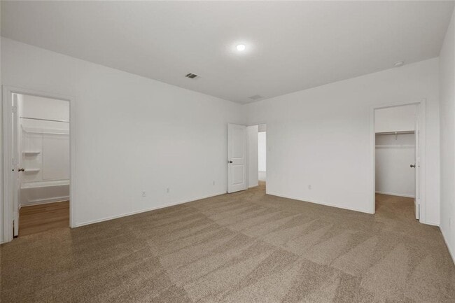 Building Photo - Spacious 3-Bedroom 2 bath with Private Bac...