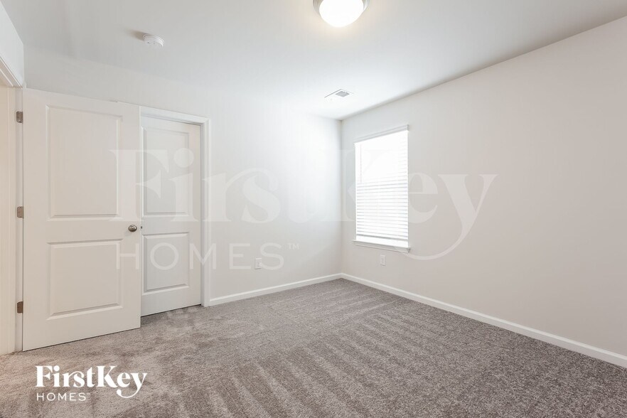 Building Photo - 300 Stonefence Dr