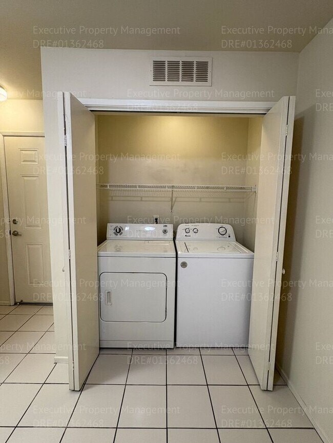 Building Photo - 2 bedroom 1.5 bathroom townhome located in a gated community near Hosking Ave/ S. Union Ave