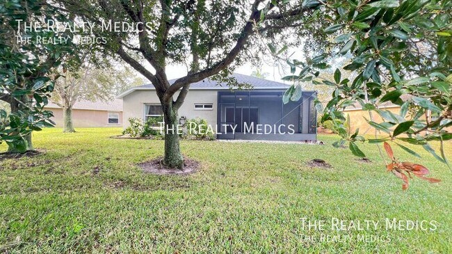 Building Photo - 895 Villa Dr