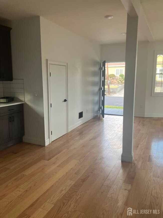 Building Photo - 401 Ainsworth St