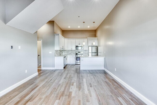 Building Photo - 79 Roslyn Rd
