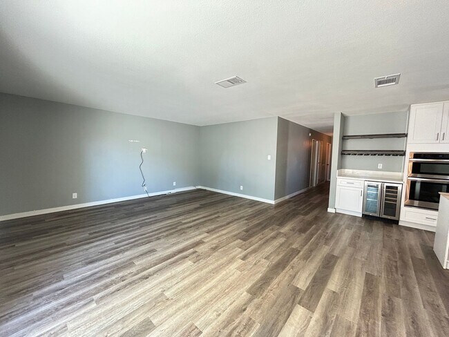 Building Photo - Upgraded Single Story Home No HOA!
