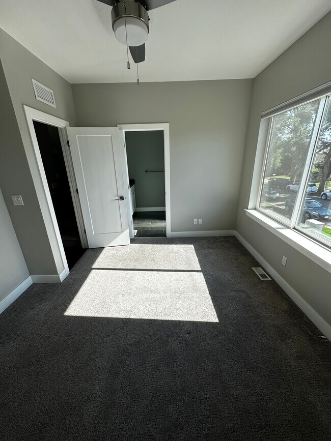 Building Photo - 2181 S Cherokee St