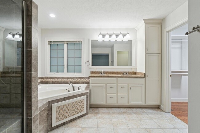 Building Photo - 5279 Thames Ct