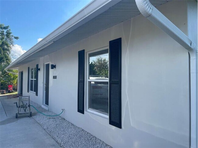 Building Photo - 808 SE Degan Dr