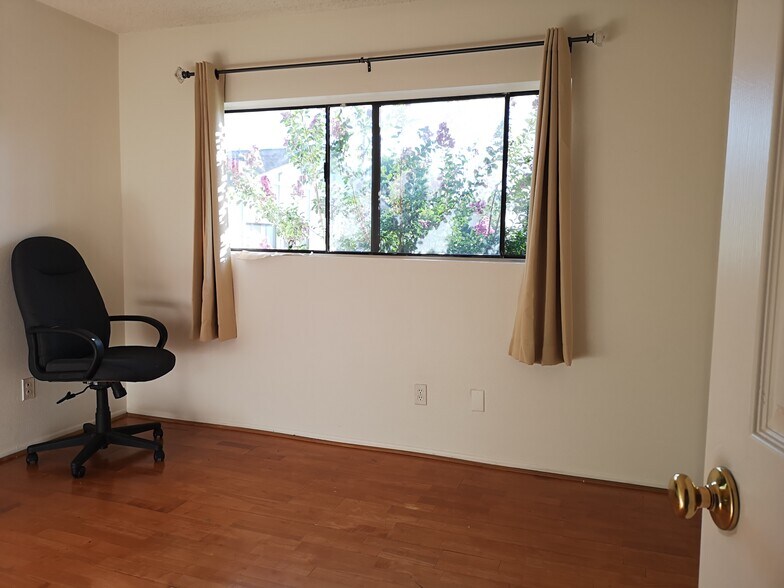 Building Photo - 609 S College Ave