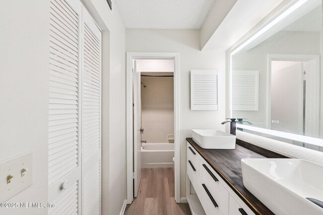 Building Photo - 144 La Pasada Cir W