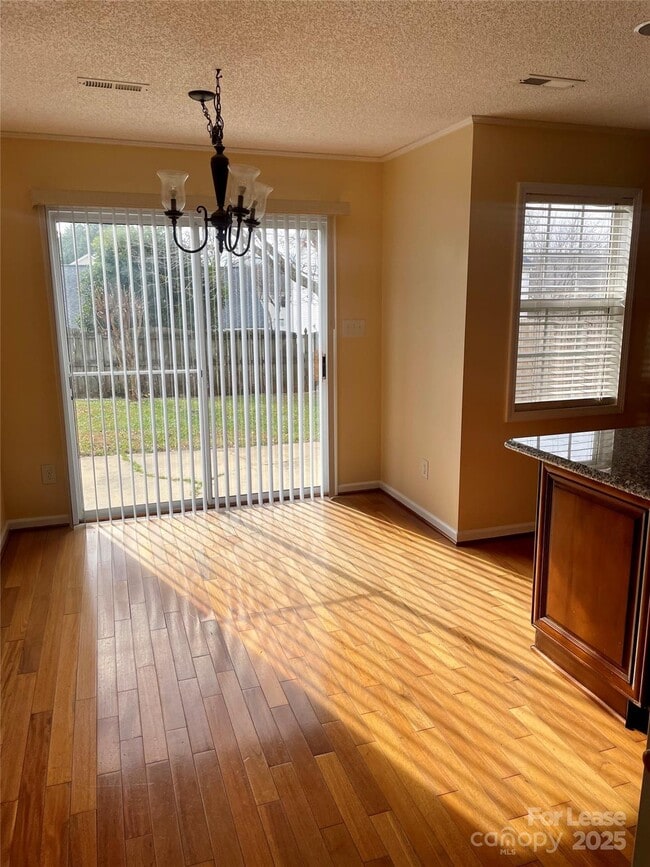 Building Photo - 3823 Thomas Ridge Dr