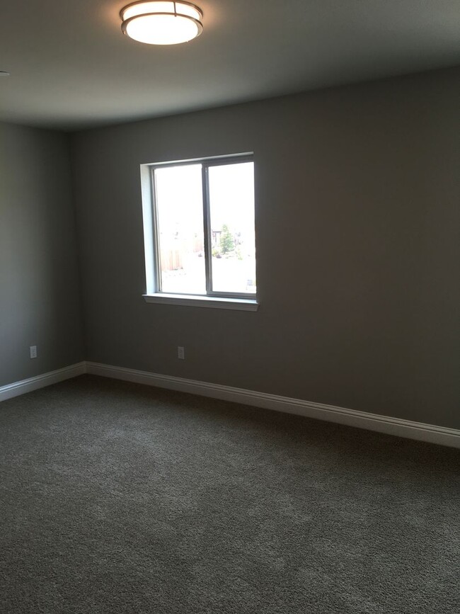Building Photo - 4 Bedroom West Redding Townhome