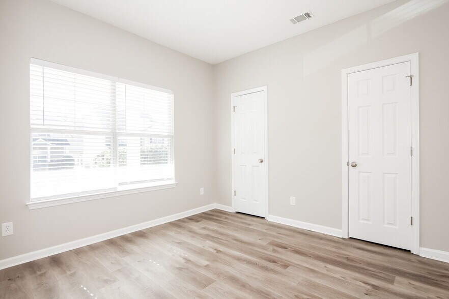 Building Photo - 150 Stillwood Dr