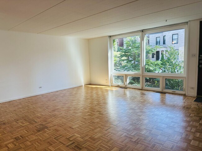 Building Photo - Hyde Park Town-House for Rent