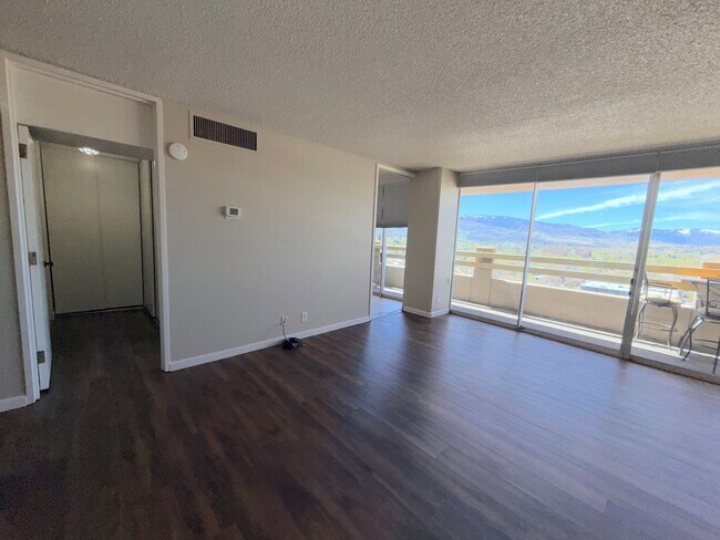 Building Photo - Reno Highrise Condo - Mountain & City Views