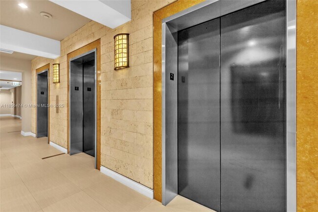 Building Photo - 801 Brickell Key Blvd