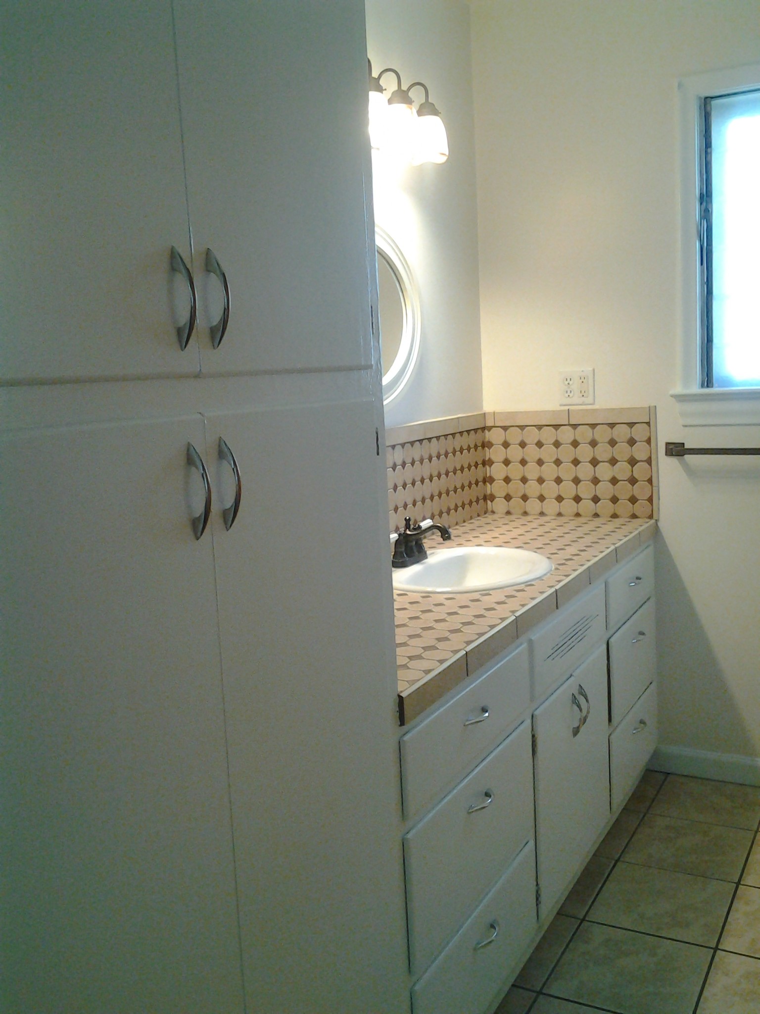 Bathroom with line closet - 1715 W Westland Dr
