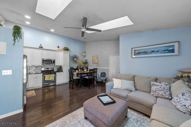 Building Photo - 9 Ruby Ct