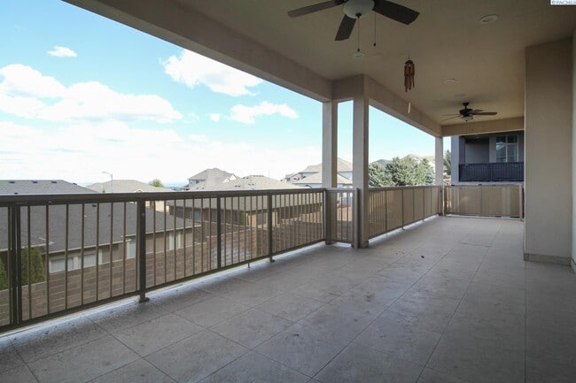 Building Photo - 4 bed, 4 bath home in Kennewick