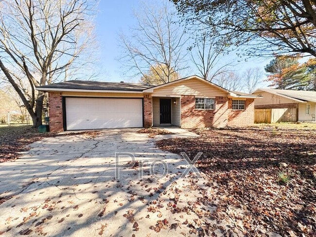 Building Photo - 2216 S Clover Dr