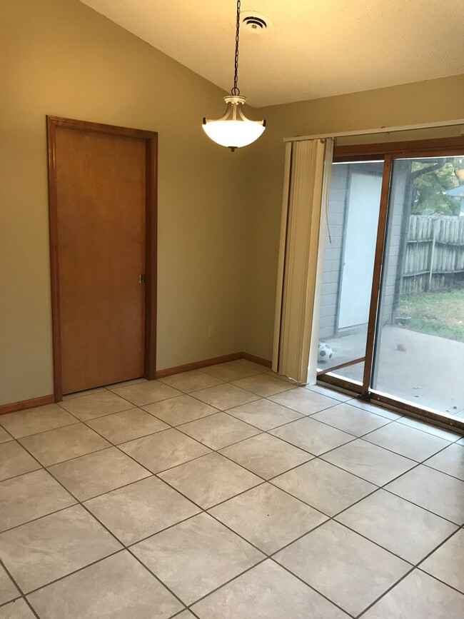Building Photo - TALL CEILINGS! GREAT LOCATION!