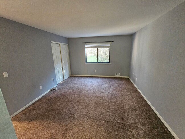 Building Photo - FOX HILL!!! Beautiful Two Bedroom Condo available now for immediate move in!!!