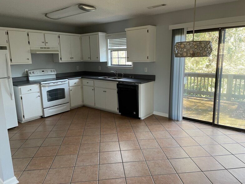 Building Photo - 2027 S Milledge Ave