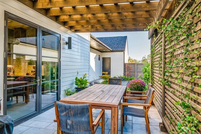 Building Photo - Desirable Hampstead Living!