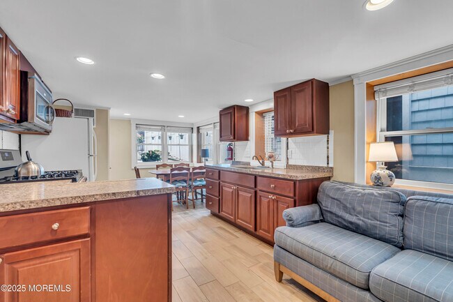 Building Photo - 418 1st Ave