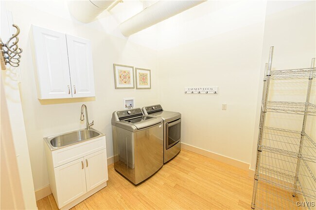 Building Photo - 435 S Warren St