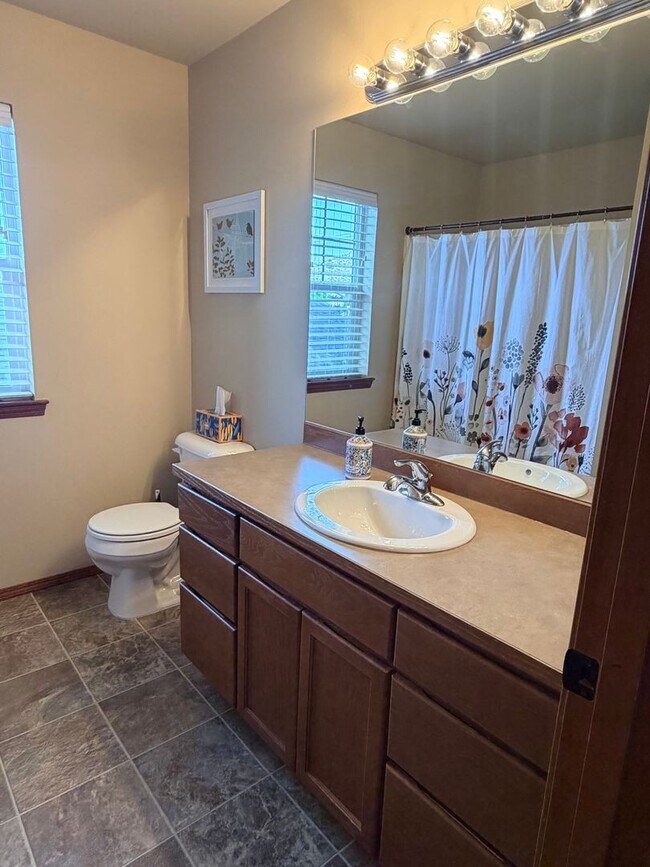 Building Photo - Short term, fully furnished home! 3 bed, 2.5 bath, central a/c, w/d, d/w, covered parking, great ...