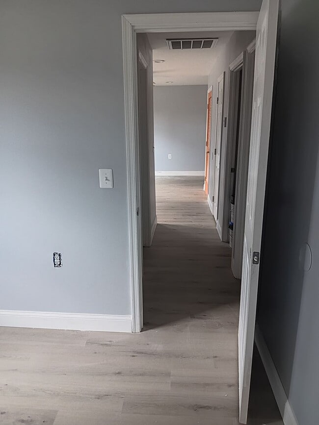 Building Photo - Renovated 3 Bed 2 Bath Single-Family Home ...